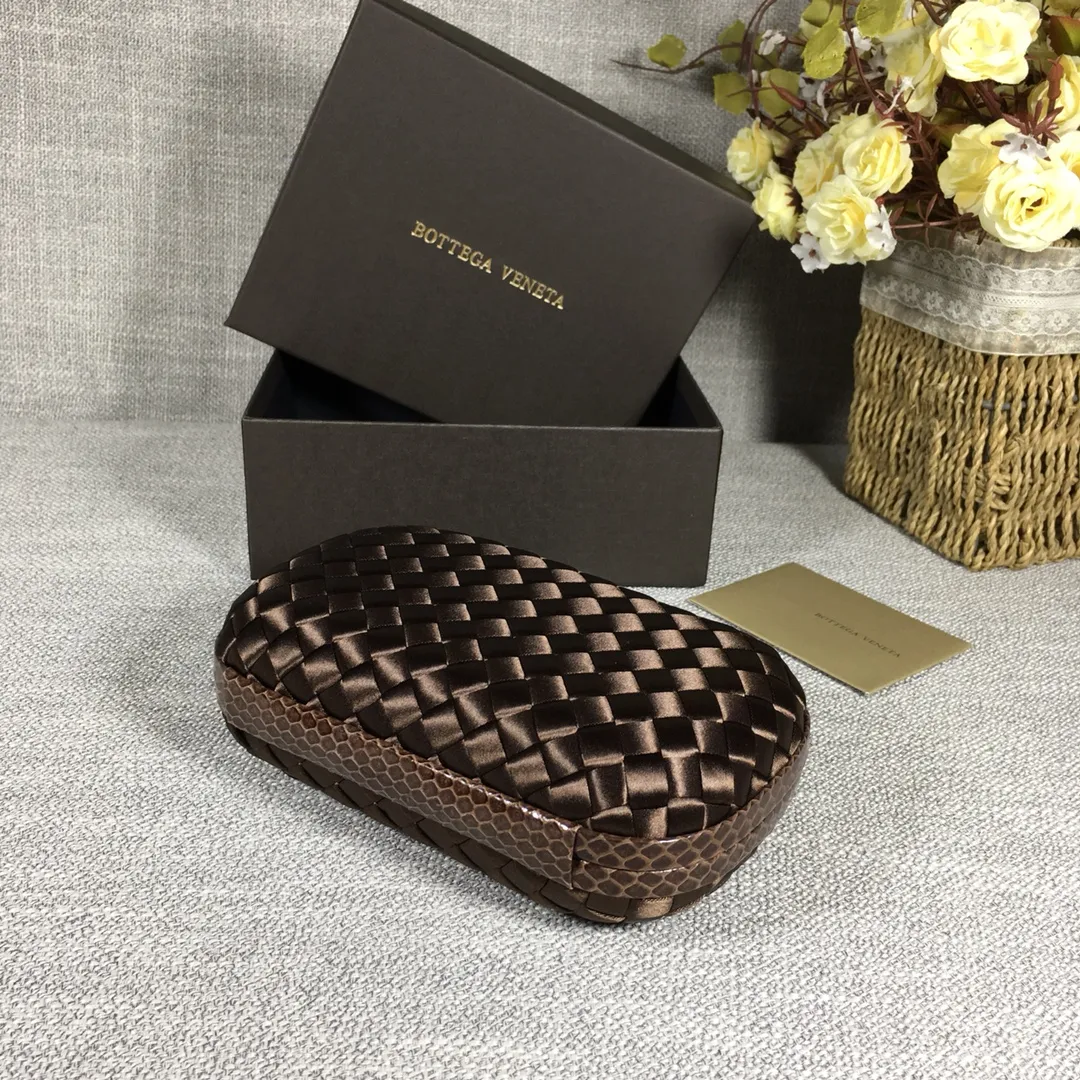 8651 Small Classic Dinner Bag ~~~Snake leather with ribbon ~~~Dense and slippery, not easy to fluff, can hold a small iPhone! Size: 16.5cm*10.5cm*6cm